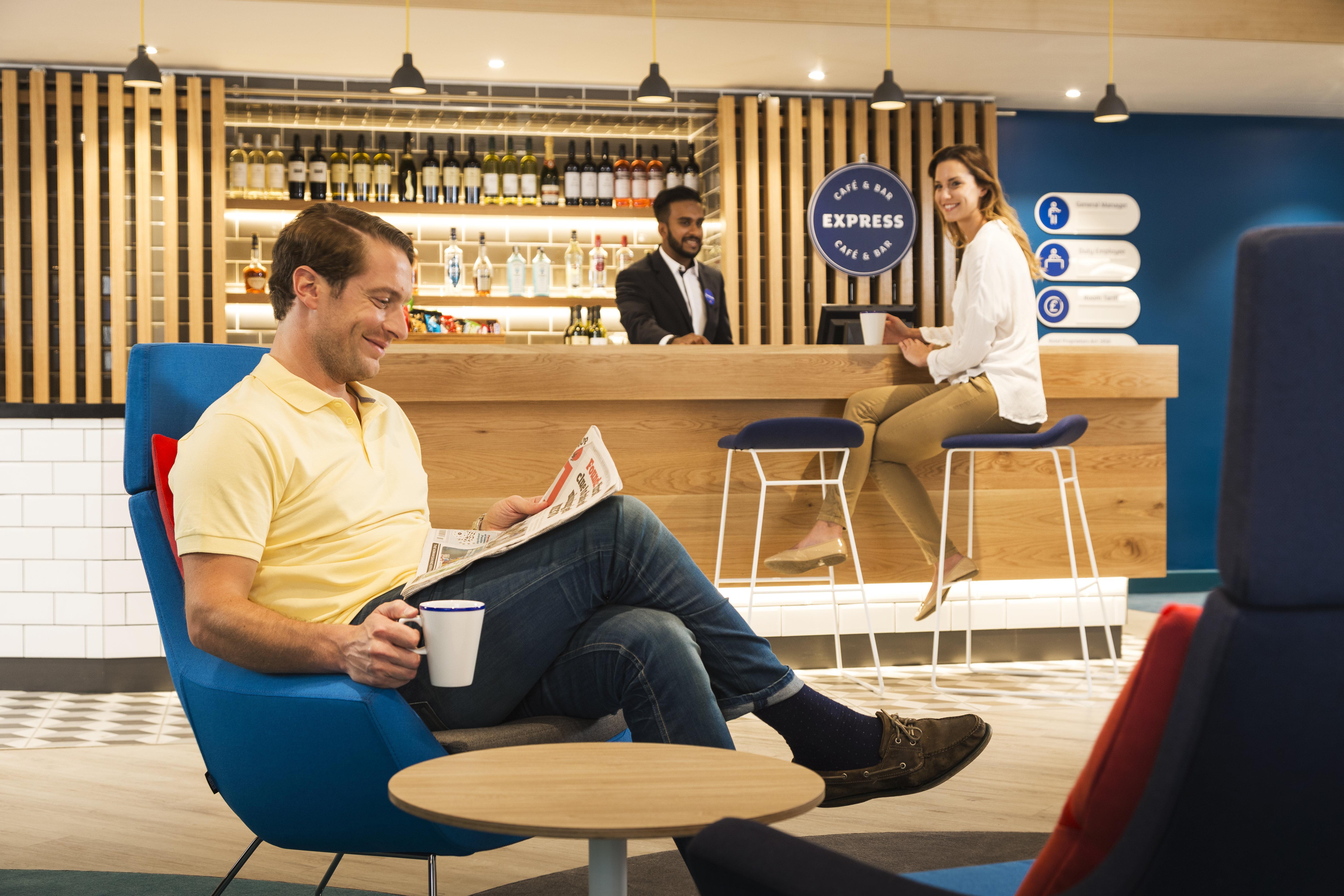לונדון Holiday Inn Express Park Royal By Ihg מראה חיצוני תמונה
