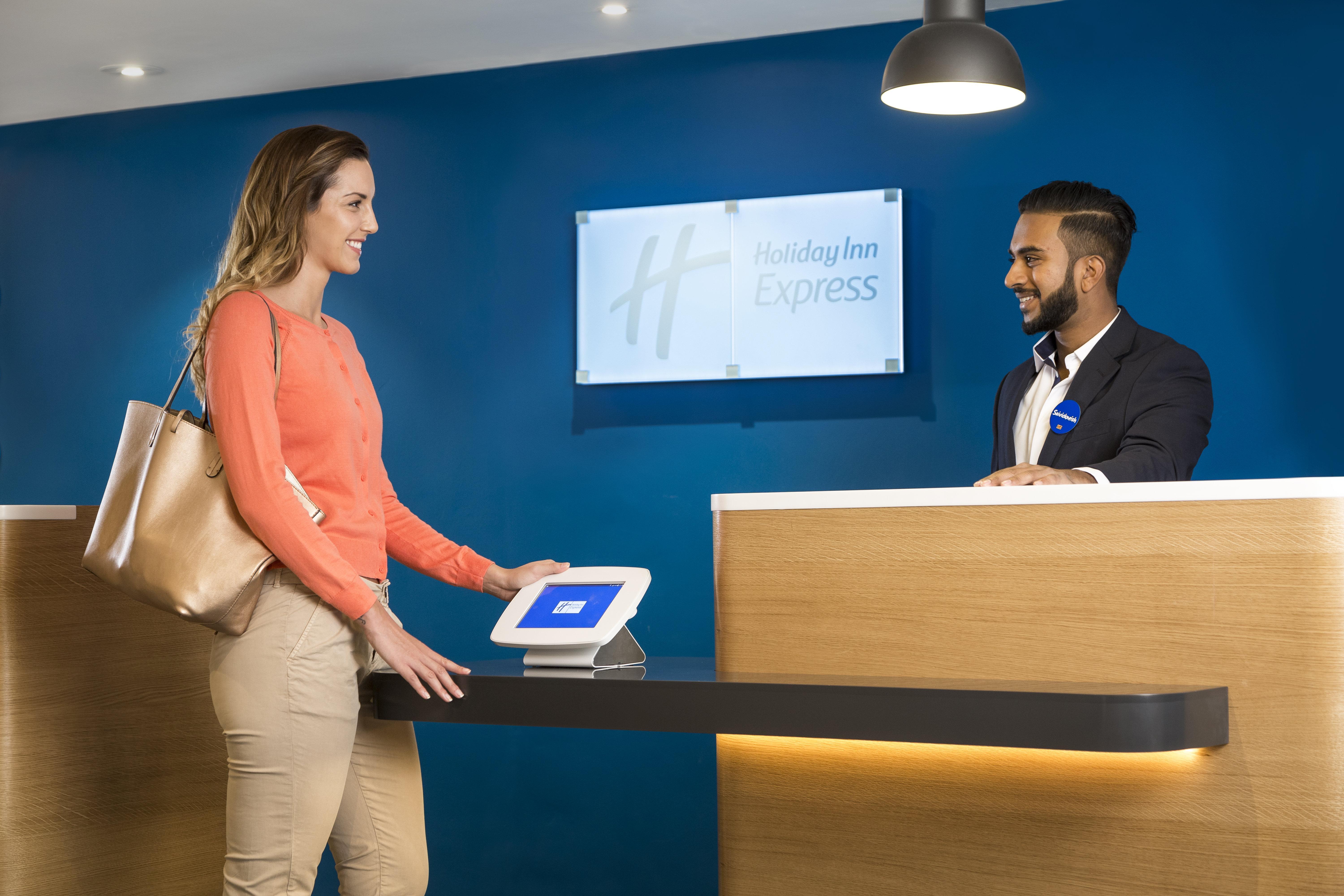 לונדון Holiday Inn Express Park Royal By Ihg מראה חיצוני תמונה
