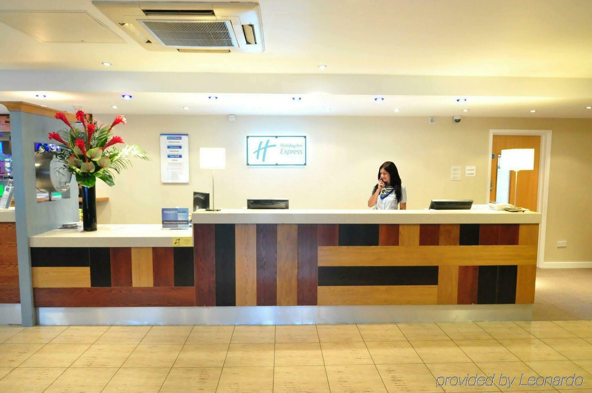 לונדון Holiday Inn Express Park Royal By Ihg מראה פנימי תמונה